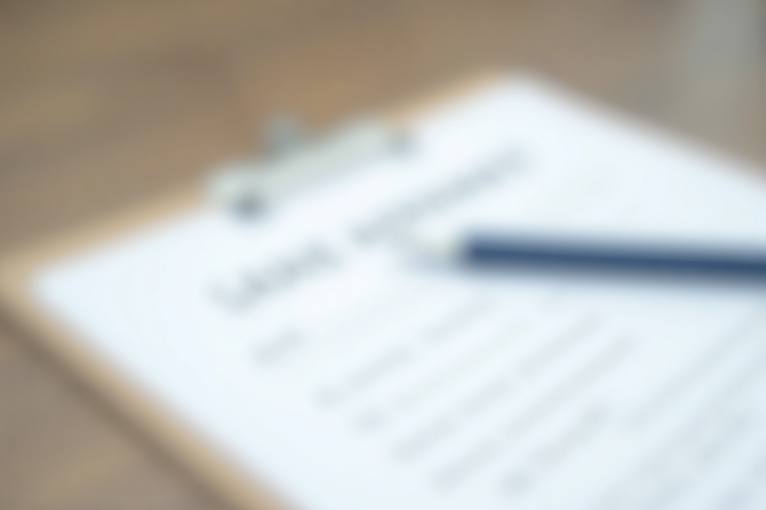 Mietvertrag auf einem Tisch mit Kugelschreiber und Lesebrille