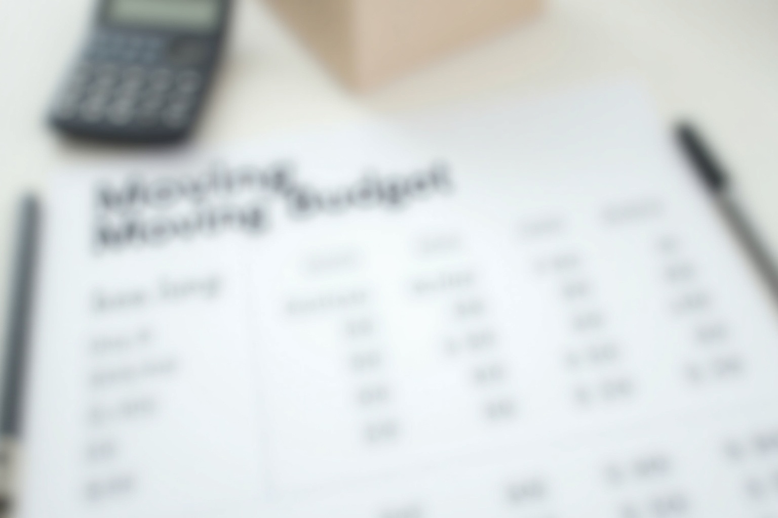 Umzugshelfer tragen Möbel aus einem deutschen Mehrfamilienhaus